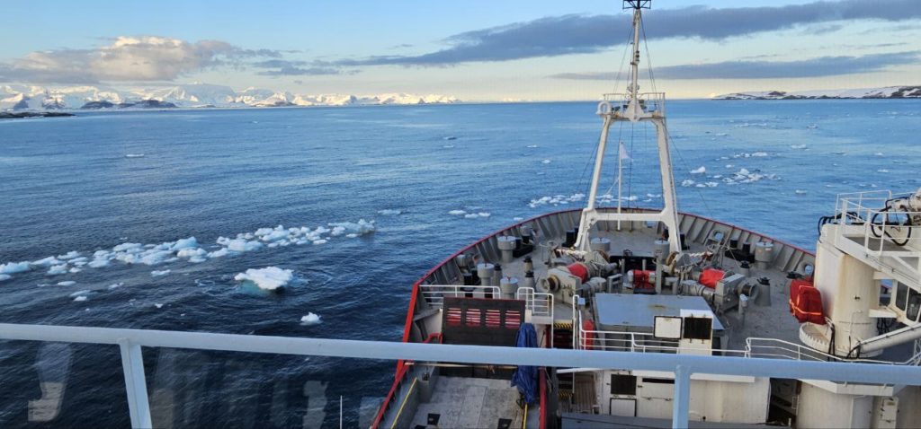 Криголам «Ноосфера» доставив до антарктичної станції «Академік Вернадський» зимівників наступної експедиції (ФОТО) 1