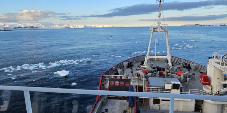 Криголам «Ноосфера» доставив до антарктичної станції «Академік Вернадський» зимівників наступної експедиції (ФОТО)