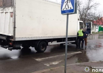 У Миколаєві вантажівка на пішохідному переході збила 83-річного пішохода – дідусь помер в лікарні (ФОТО)