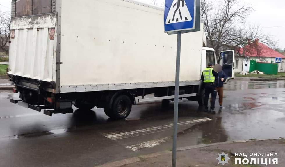 У Миколаєві вантажівка на пішохідному переході збила 83-річного пішохода – дідусь помер в лікарні (ФОТО) 31