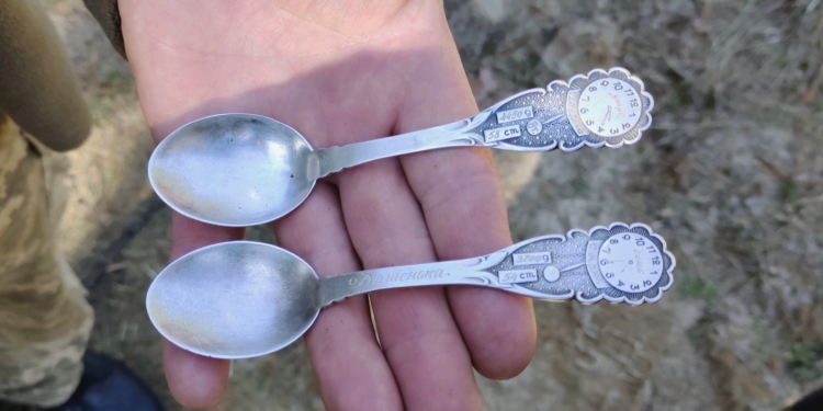 На Київщині в покинутому російському бліндажі знайшли примітні дитячі ложечки – тепер військові шукають власників, щоб повернути сімейну реліквію (ФОТО)