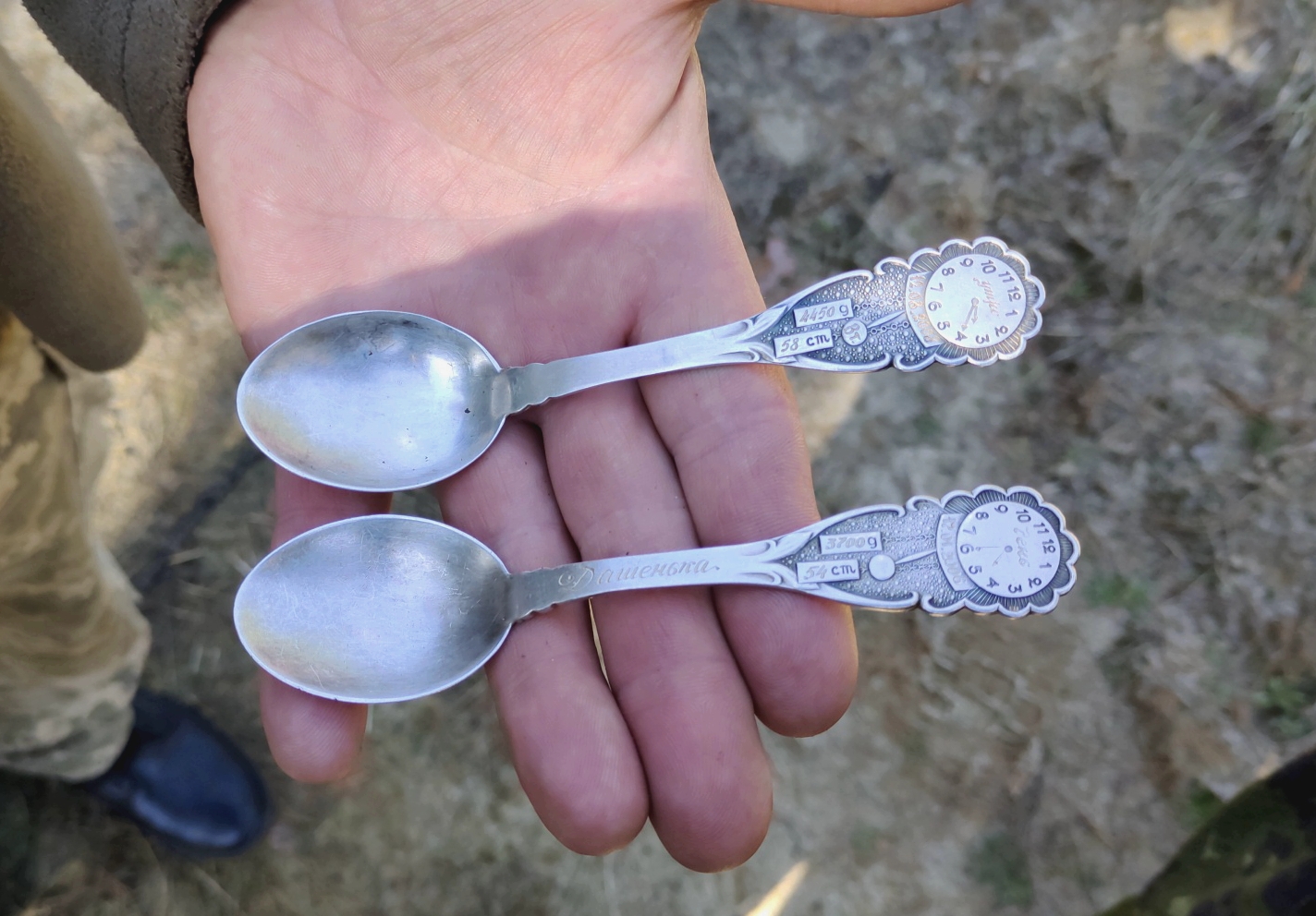 На Київщині в покинутому російському бліндажі знайшли примітні дитячі ложечки – тепер військові шукають власників, щоб повернути сімейну реліквію (ФОТО)
