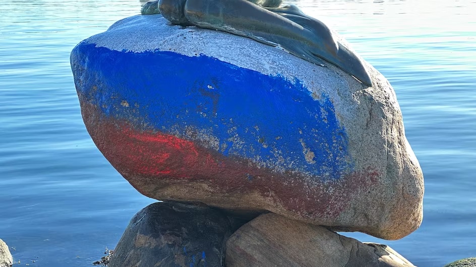 Національний символ Данії вандали опоганили російським триколором (ФОТО) 1