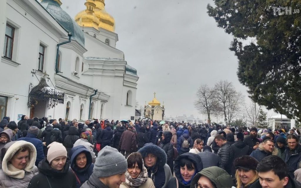 Сьогодні Московський патріархат повинен піти з Лаври. Що відбувається у храмі (ФОТО) 9