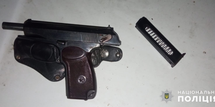 В Миколаєві чоловік стріляв зі свого будинку по дітях. Під час затримання у нього знайшли пістолет і гранату (ФОТО)