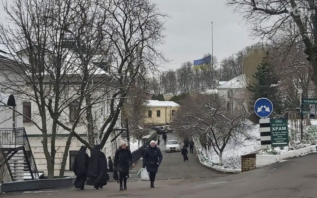 Сьогодні Московський патріархат повинен піти з Лаври. Що відбувається у храмі (ФОТО) 11