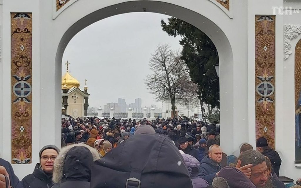 Сьогодні Московський патріархат повинен піти з Лаври. Що відбувається у храмі (ФОТО) 13