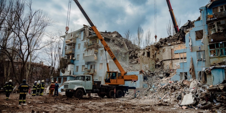 Пошуково-рятувальні роботи на зруйнованій російською ракетою п’ятиповерхівці в Запоріжжі завершені (ФОТО)