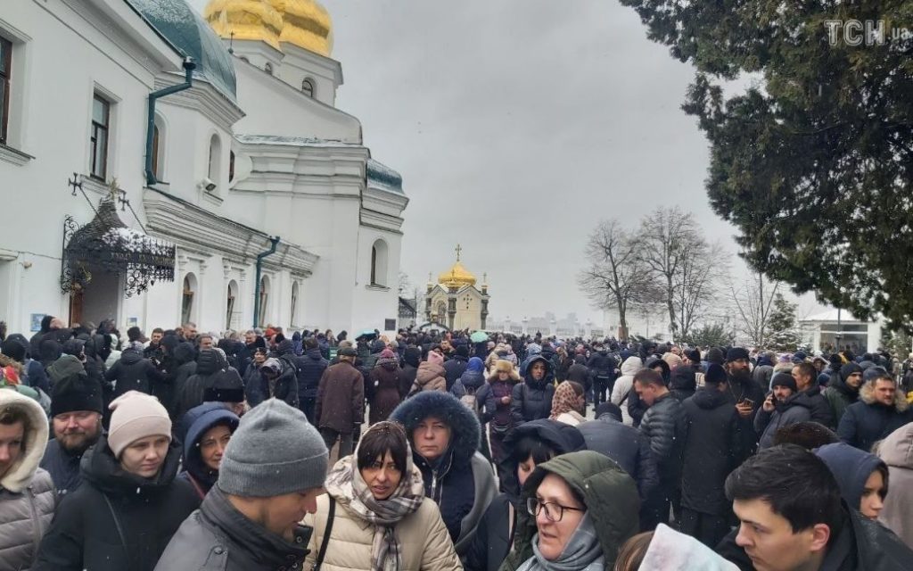 Сьогодні Московський патріархат повинен піти з Лаври. Що відбувається у храмі (ФОТО) 18