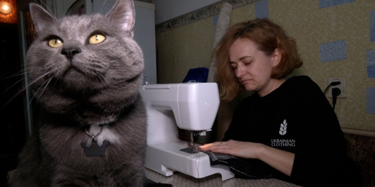 Переселенка з Миколаївщині в Рівному почала шити одяг для тварин – частину з заробленого віддає на потреби ЗСУ (ВІДЕО)