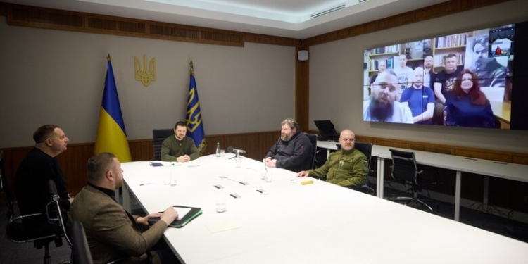 “Орли мух не ловлять”. Зеленський поспілкувався з полярниками зі станції Вернадського (ВІДЕО)