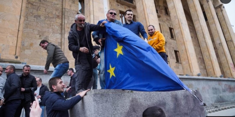 В Тбілісі праворадикали провели свою акцію – зірвали прапор ЄС, кидали каміння в прапор України (ФОТО, ВІДЕО)