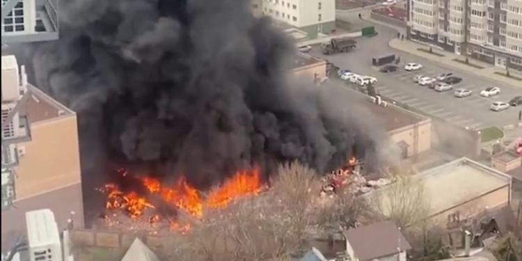 В Ростові горить будівля ФСБ (ВІДЕО)