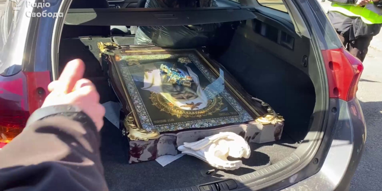 З Лаври намагались вивезти ікону – поліція зупинила авто (ВІДЕО)