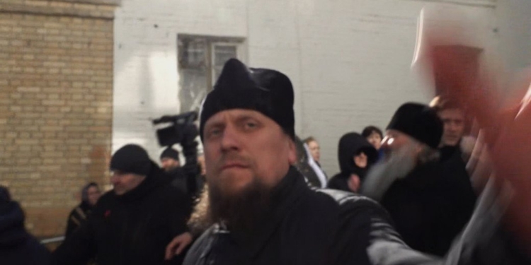 НСЖУ заявляє про масові порушення УПЦ МП прав журналістів в Лаврі, викликали поліцію (ВІДЕО)