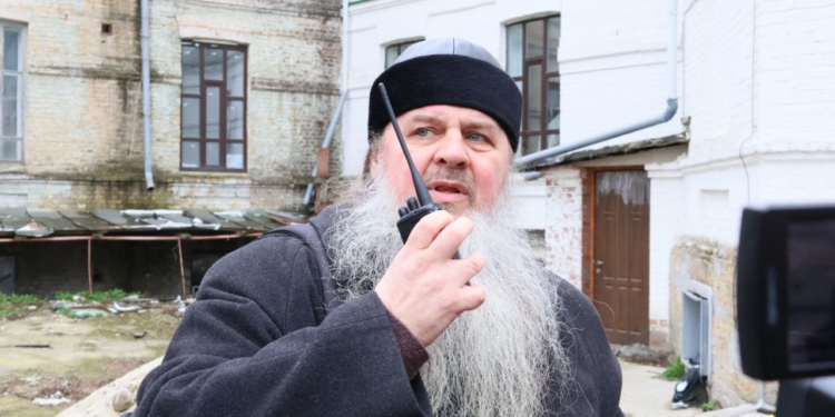 До Лаври знову не пустили Комісію Мункульту, священики керували вірянами по рації (ФОТО)