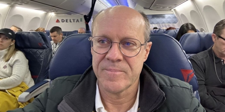 Чудернацька історія. Американський підприємець запропонував пасажирці літака $100 тис., якщо вона зніме маску (ФОТО)