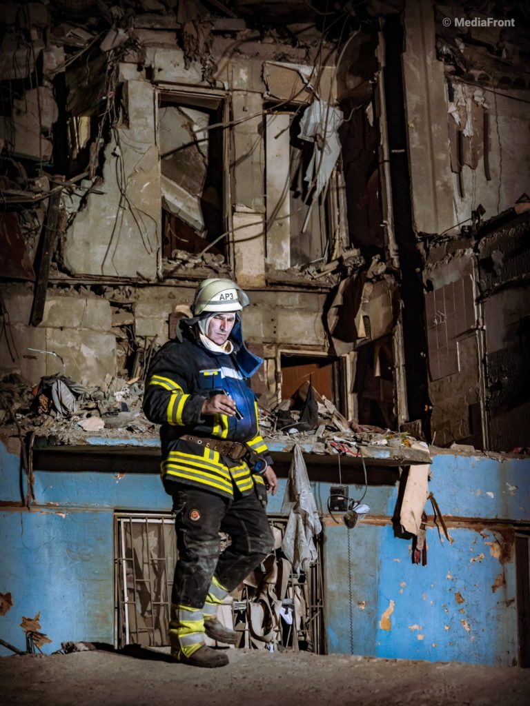Пошуково-рятувальні роботи на зруйнованій російською ракетою п’ятиповерхівці в Запоріжжі завершені (ФОТО) 21