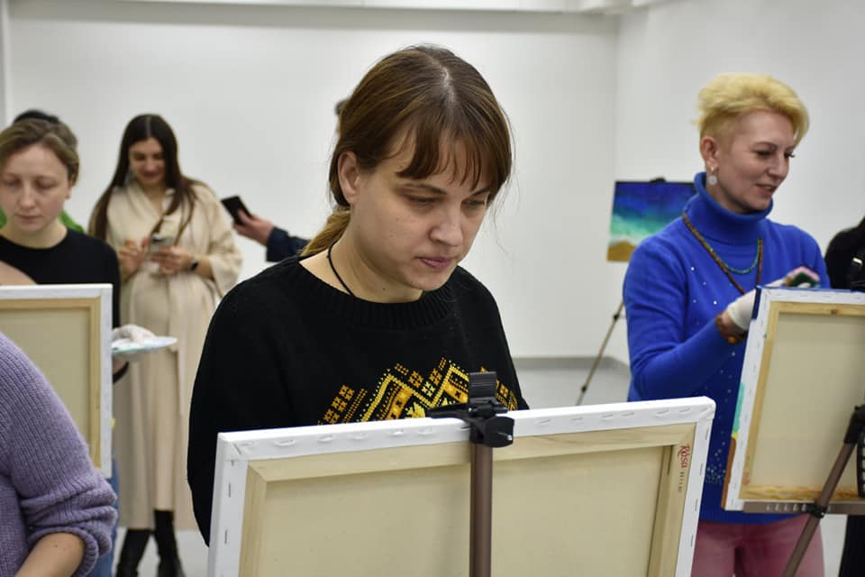 CREA-центр Миколаєва відчинив двері: на першому офлайн майстер-класі малювали… кухонними губками (ФОТО) 27