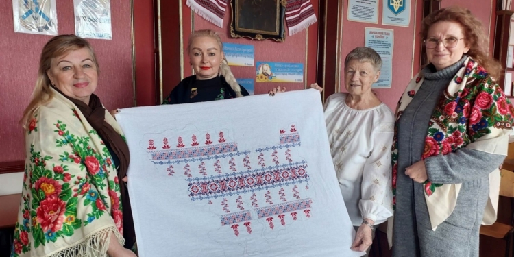 Науковці Миколаївщини вишили мапу Миколаївської області (ФОТО)