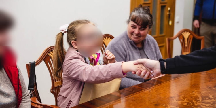 Додому з тимчасово окупованої території вдалося повернути ще двох українських дітей (ФОТО)