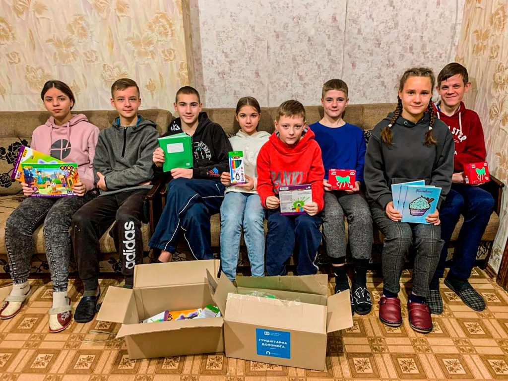 Програма екстреної допомоги SOSДІТИ в Миколаєві: ще 35 наборів необхідного приладдя для навчання передано юним миколаївцям (ФОТО) 3