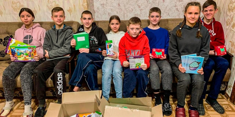 Програма екстреної допомоги SOSДІТИ в Миколаєві: ще 35 наборів необхідного приладдя для навчання передано юним миколаївцям (ФОТО)