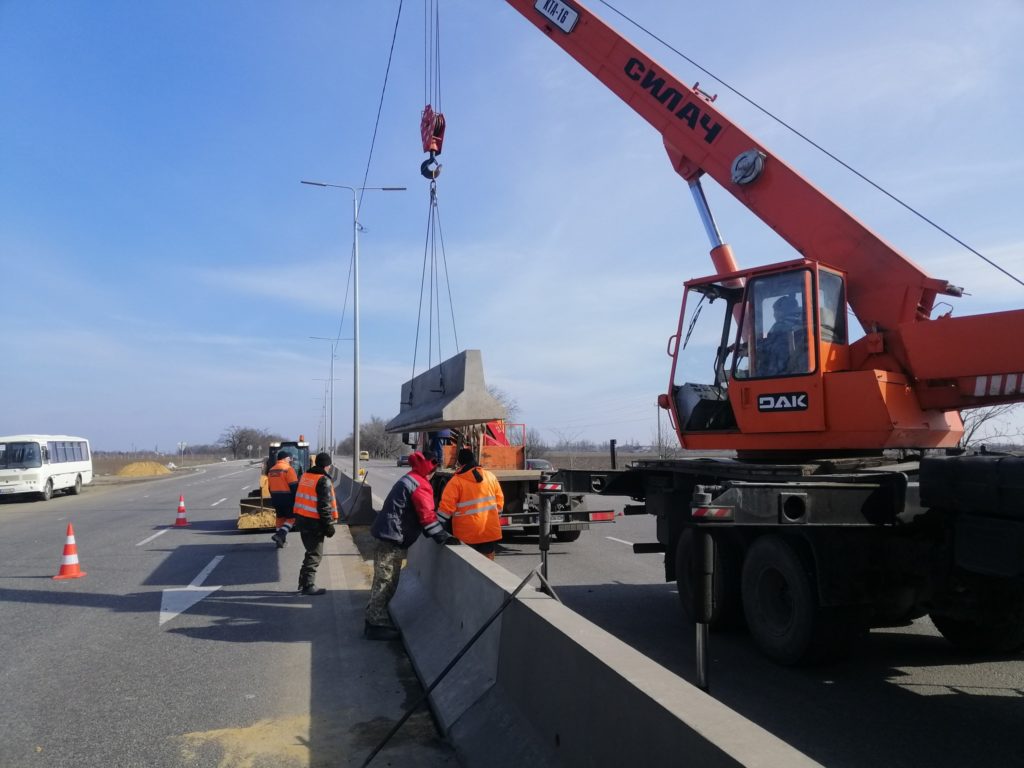 На автодорозі Дніпро-Миколаїв почали відновлювати бар’єрне огородження (ФОТО) 3