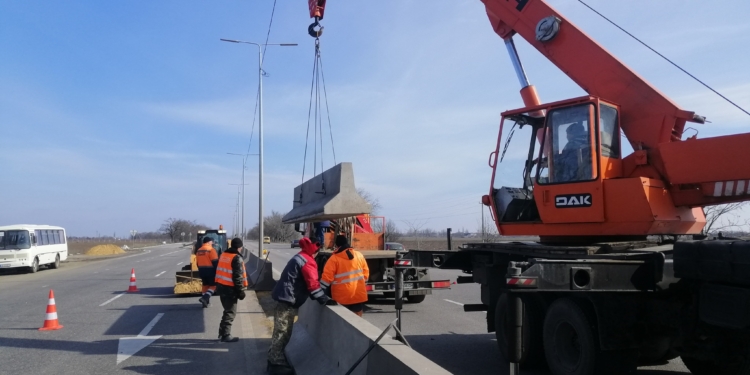 На автодорозі Дніпро-Миколаїв почали відновлювати бар’єрне огородження (ФОТО)