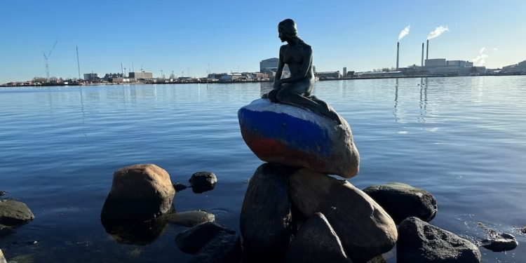 Національний символ Данії вандали опоганили російським триколором (ФОТО)