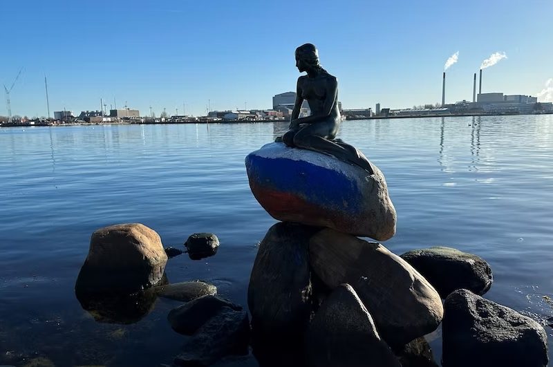 Національний символ Данії вандали опоганили російським триколором (ФОТО)