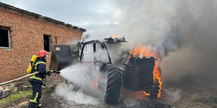 Два транспортних засоби та димохід в будинку – що гасили рятувальники Миколаївщини минулої доби (ФОТО)