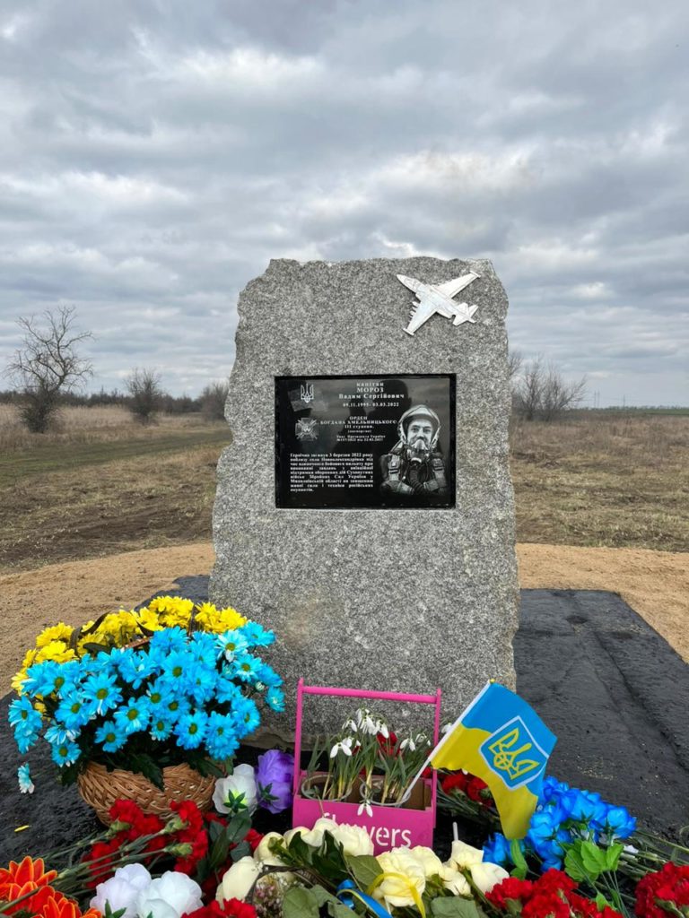 На Миколаївщині відкрили пам’ятник миколаївському льотчику, який загинув рік тому в бою з російськими окупантами (ФОТО) 3