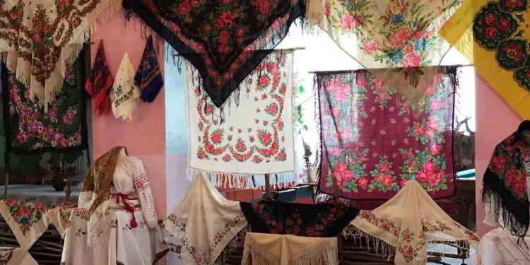 У Вознесенському районі Миколаївщини відкрилась виставка хусток з колекції Таісії Вікол (ФОТО)