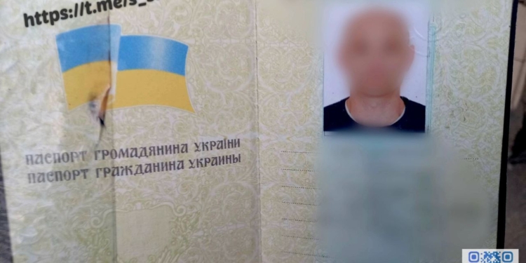 В Миколаєві упіймали шахрая, який по підробленому паспорту отримав посилку з дроном, надісланому для військових (ФОТО)