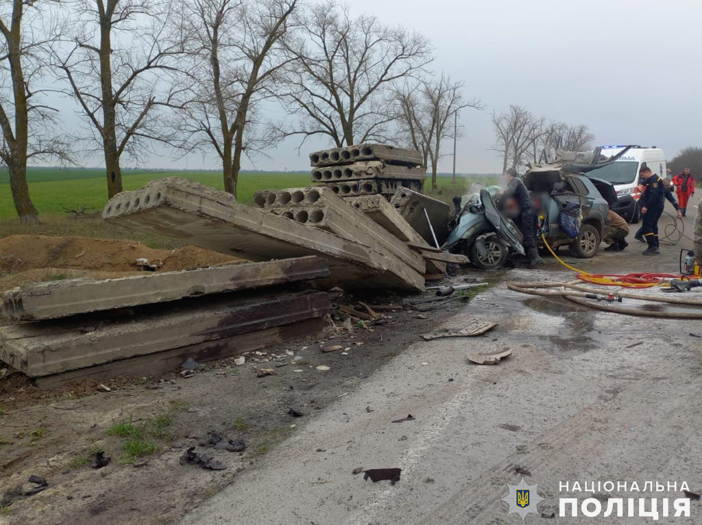 На Миколаївщині кросовер врізався в бетонні плити – автівка спалахнула, водій загинув (ФОТО) 5