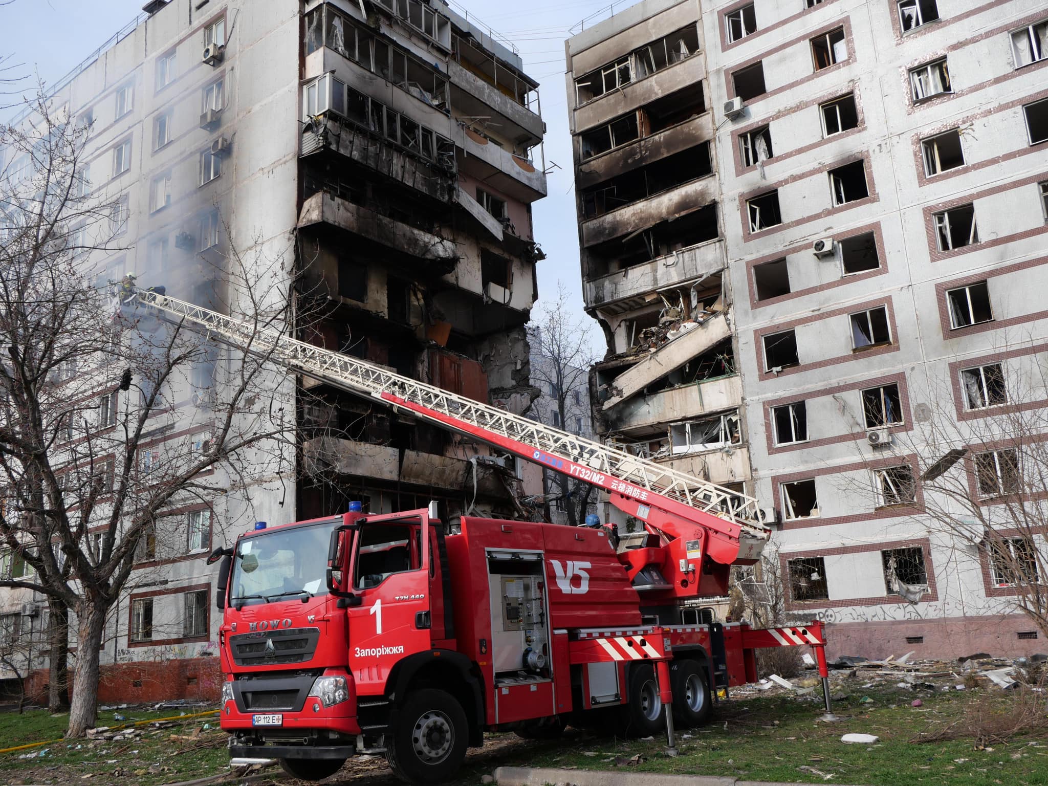 Рятувальна операція в Запоріжжі завершена: від російської атаки загалом 34 людини постраждали, з них троє дітей, одна людина померла (ФОТО) 11
