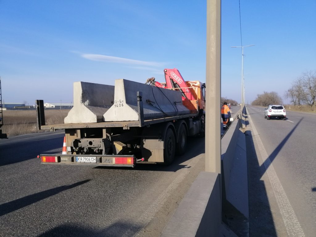 На автодорозі Дніпро-Миколаїв почали відновлювати бар’єрне огородження (ФОТО) 5