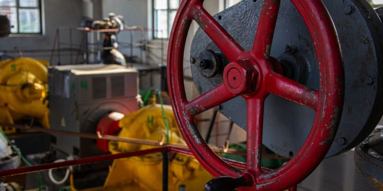 На «Миколаївводоканалі» кажуть, що нічого не можуть вдіяти з неприємним запахом води в кранах (ФОТО)