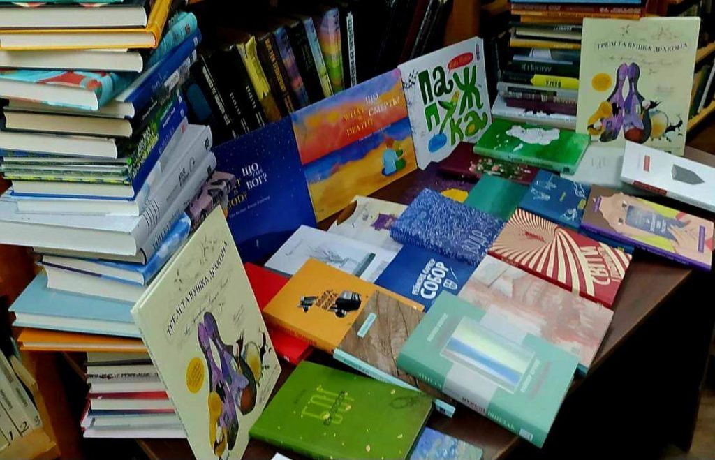 Для бібліотек Миколаївщини зібрали понад 2 тисячі книжок українською та англійською мовами (ФОТО) 5