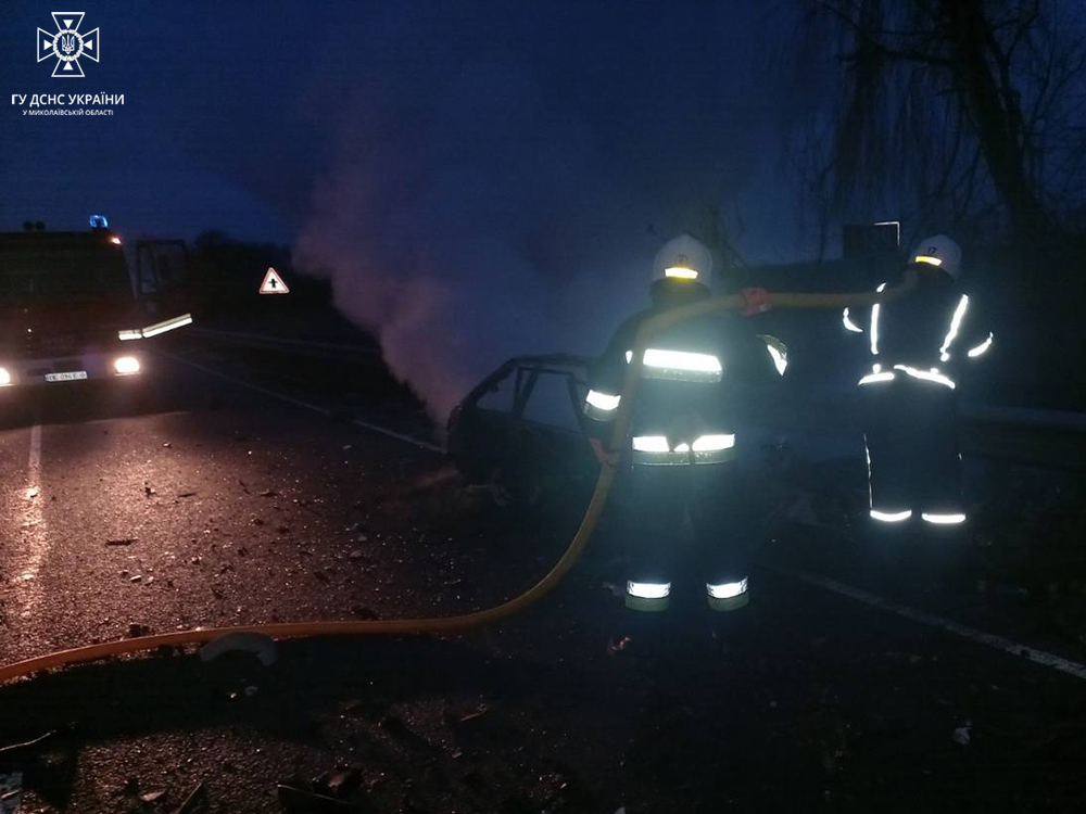 На Миколаївщині після ДТП спалахнула автівка – те, що залишилось, гасили рятувальники (ФОТО) 5