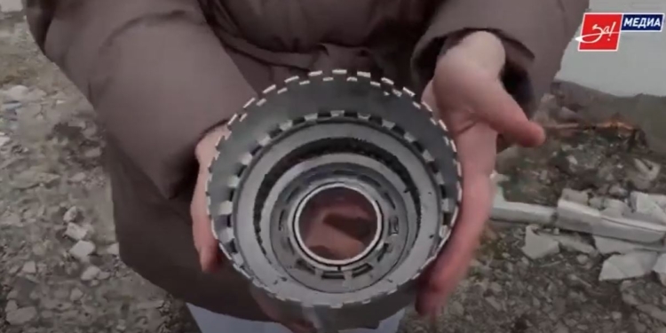Геть без гетьмана в голові. Рашисти видають за уламки “укропських” снарядів автозапчастини – кажуть, таке що пять хвилин на них сиплеться (ВІДЕО)