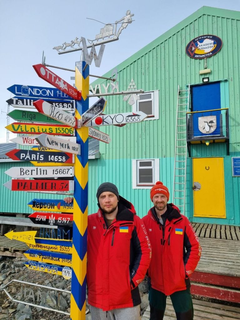 Наші полярники в Антарктиді дерусифікували дороговказ і відкрили "Український дім" (ФОТО) 3