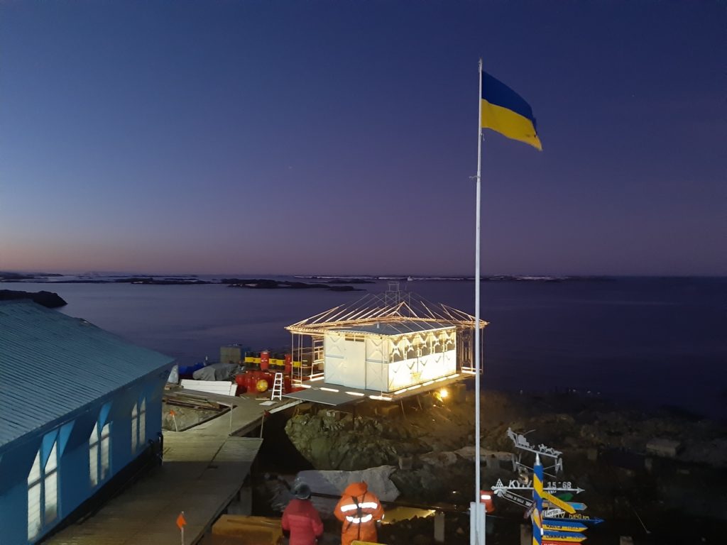 Наші полярники в Антарктиді дерусифікували дороговказ і відкрили "Український дім" (ФОТО) 21