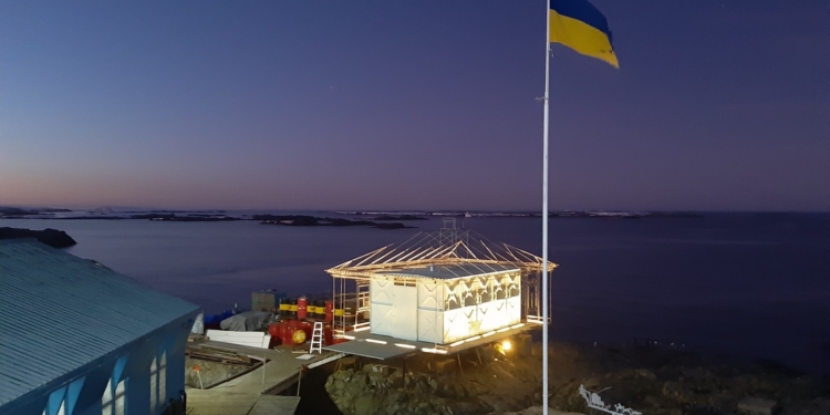 Наші полярники в Антарктиді дерусифікували дороговказ і відкрили “Український дім” (ФОТО)