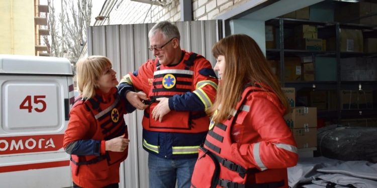 Медикам Миколаївщини передали вітчизняні бронежилети – в їх розробці брали участь працівники харківської “екстренки” (ФОТО)