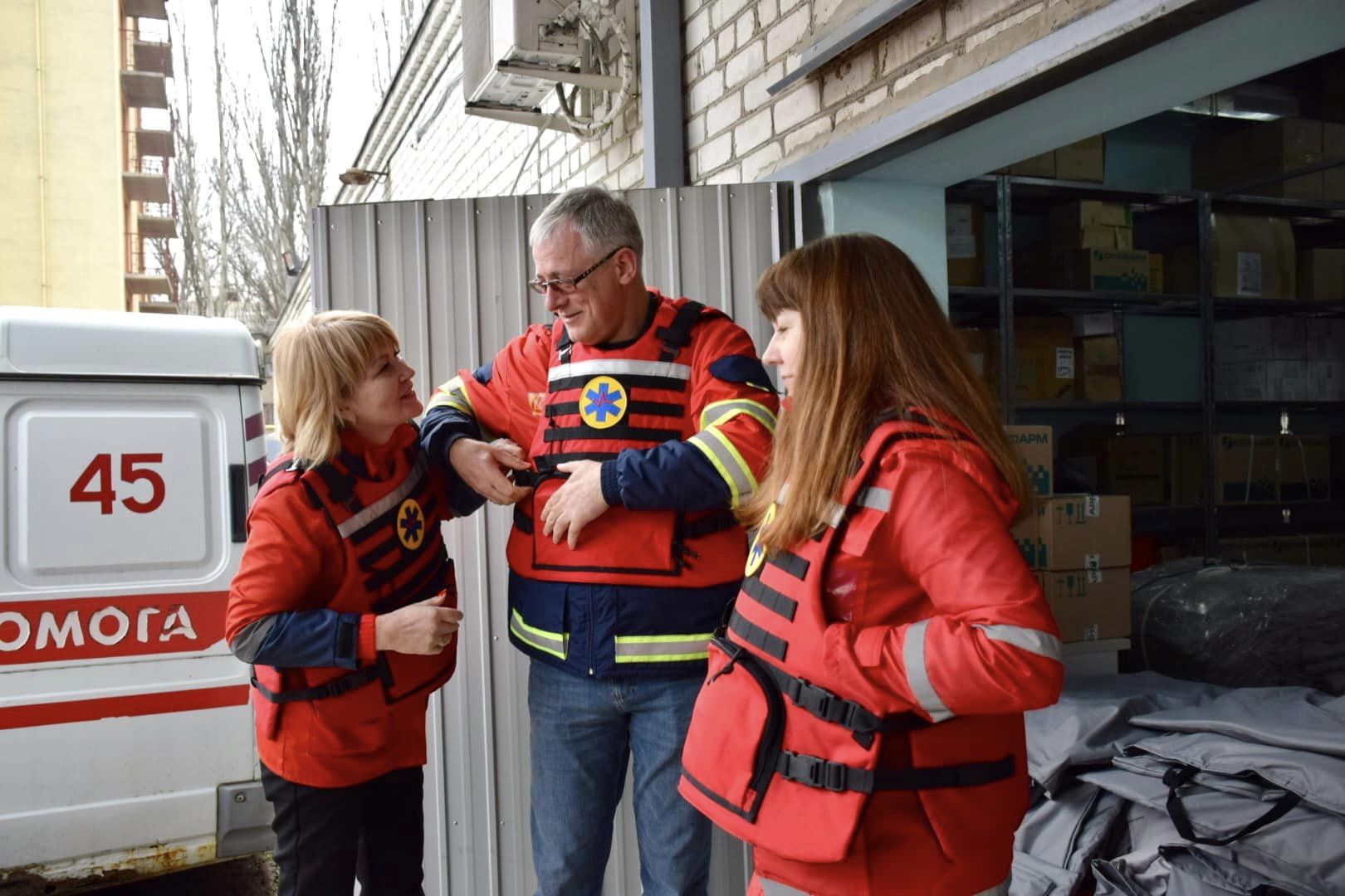 Медикам Миколаївщини передали вітчизняні бронежилети – в їх розробці брали участь працівники харківської “екстренки” (ФОТО)