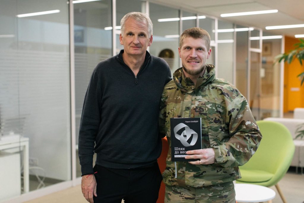 Фото, що облетіло світ. Тімоті Снайдер зустрівся з українським воїном, що читав його книжку в окопі (ФОТО) 1