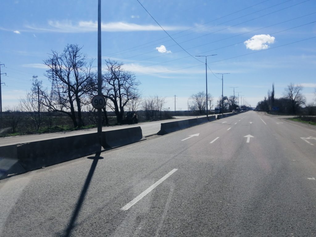 На автодорозі Дніпро-Миколаїв почали відновлювати бар’єрне огородження (ФОТО) 7