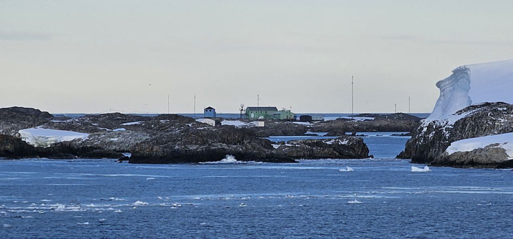 Криголам «Ноосфера» доставив до антарктичної станції «Академік Вернадський» зимівників наступної експедиції (ФОТО) 7